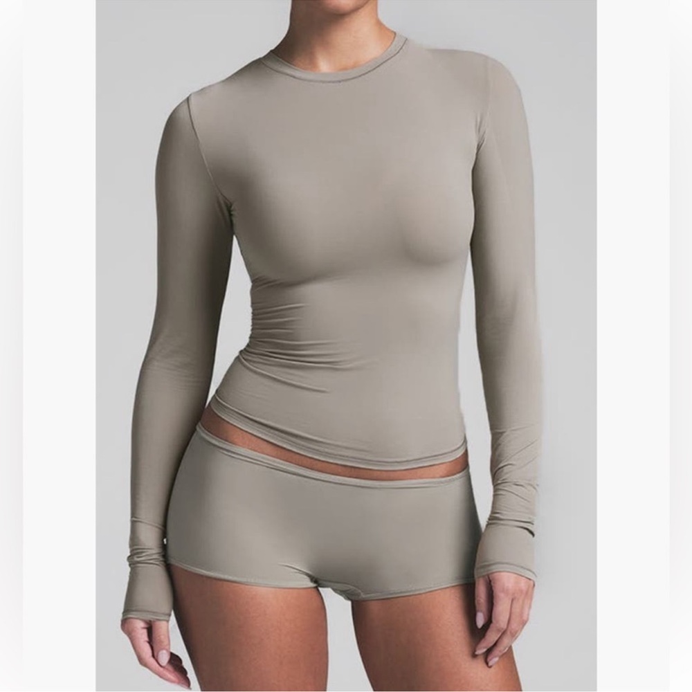 SKIMS Fits Everybody Long Sleeve T-Shirt